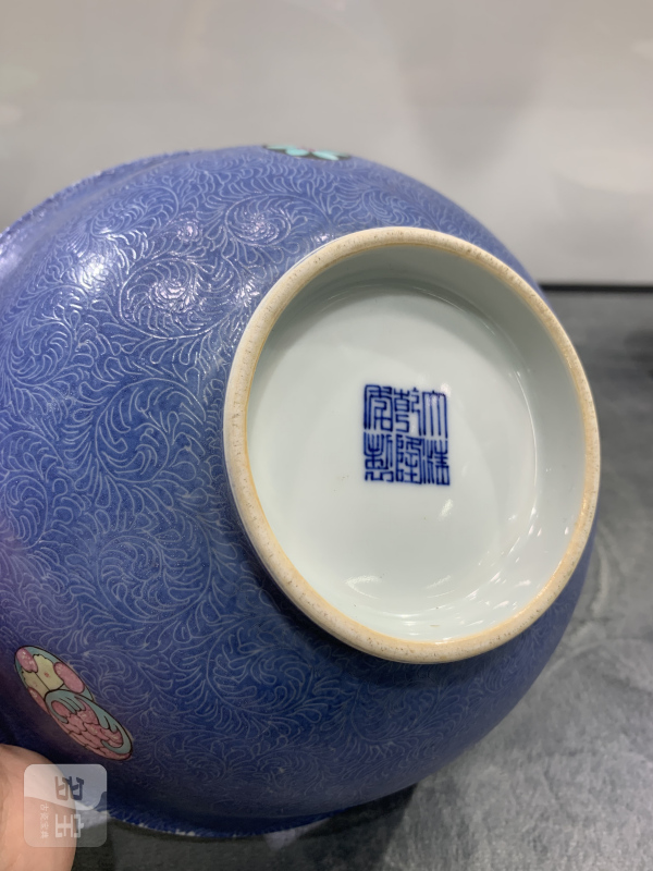 清乾隆蓝地轧道粉彩皮球花卉纹大碗 - 图7